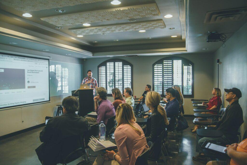 Salle de classe avec formateur et apprenants – illustration d’un environnement d’enseignement pour nouveau formateur